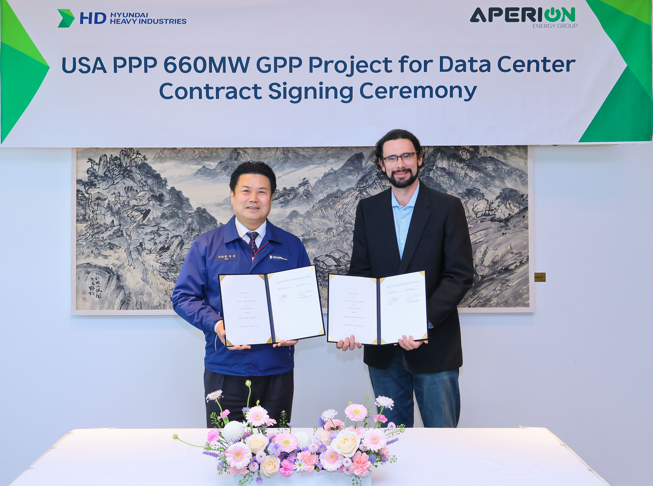 Han Ju-seok, head of HD Hyundai Heavy Industries’ engine & machinery business (left), and Aaron Wheeler, CEO of Aperion Energy Group, pose for a photo after signing a contract for the supply of power generation systems. (HD Hyundai Heavy Industries)