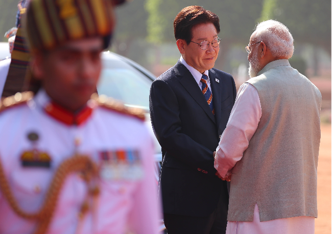 President Lee Jae Myung, on a state visit to India, greets Indian Prime Minister Narendra Modi upon arrival at Rashtrapati Bhavan in New Delhi on Monday. (Yonhap)