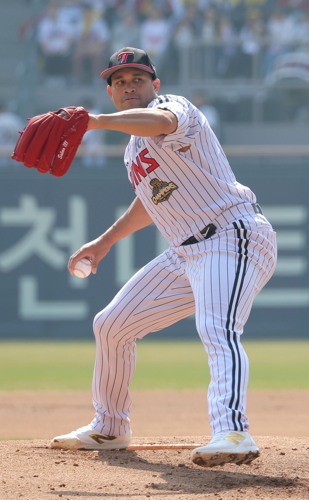 LG starting pitcher Chirinos during the 2026 KBO League regular season opener between the KT Wiz and the LG Twins at Jamsil Baseball Stadium in Seoul on March 28. (Yonhap)
