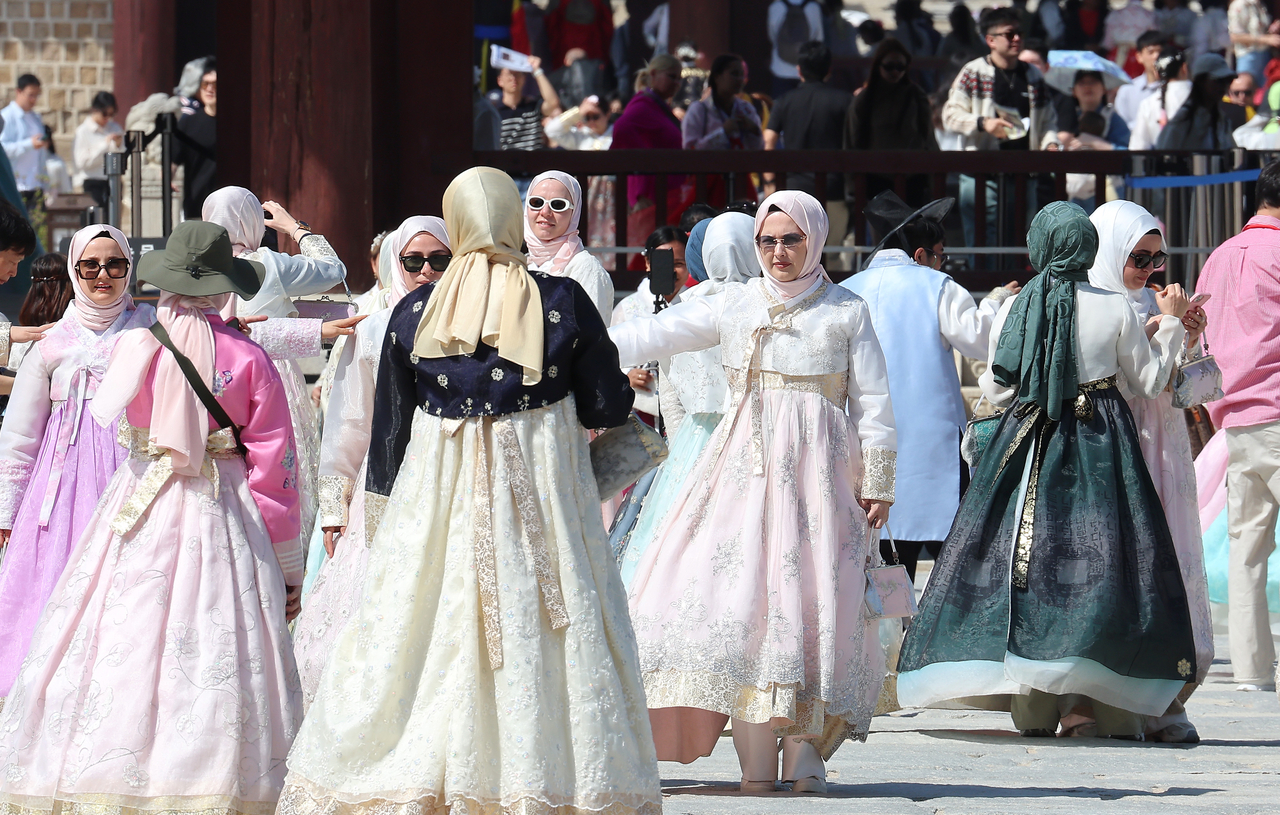 Tourists take photos at Gyeongbokgung on April 16. The image is not related to the article. (Yonhap)