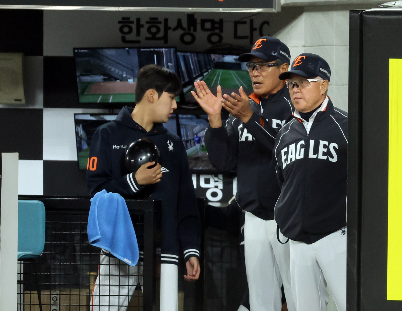 Hanwha Eagles manager Kim Kyung-moon (right) watches his team play the Samsung Lions in a Korea Baseball Organization regular-season game at Daejeon Hanwha Life Ballpark in the central city of Daejeon on April 16. (Yonhap)