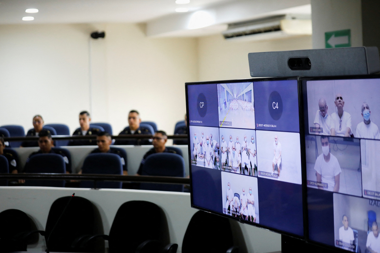 Members of Mara Salvatrucha, also known as MS-13 gang, are seen on a monitor in Soyapango, El Salvador, Tuesday. (Reuters-Yonhap)