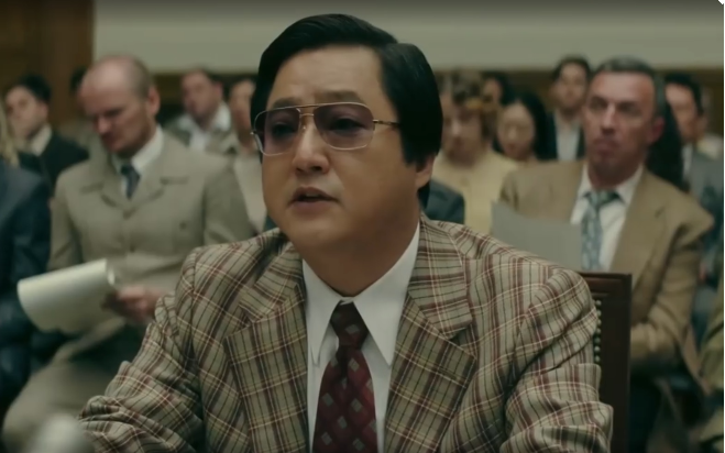 Kwak Do-won portrays Kim Hyung-wook in the film “The Man Standing Next,” in a scene depicting his testimony at US congressional hearings in 1977. (Still from the film)