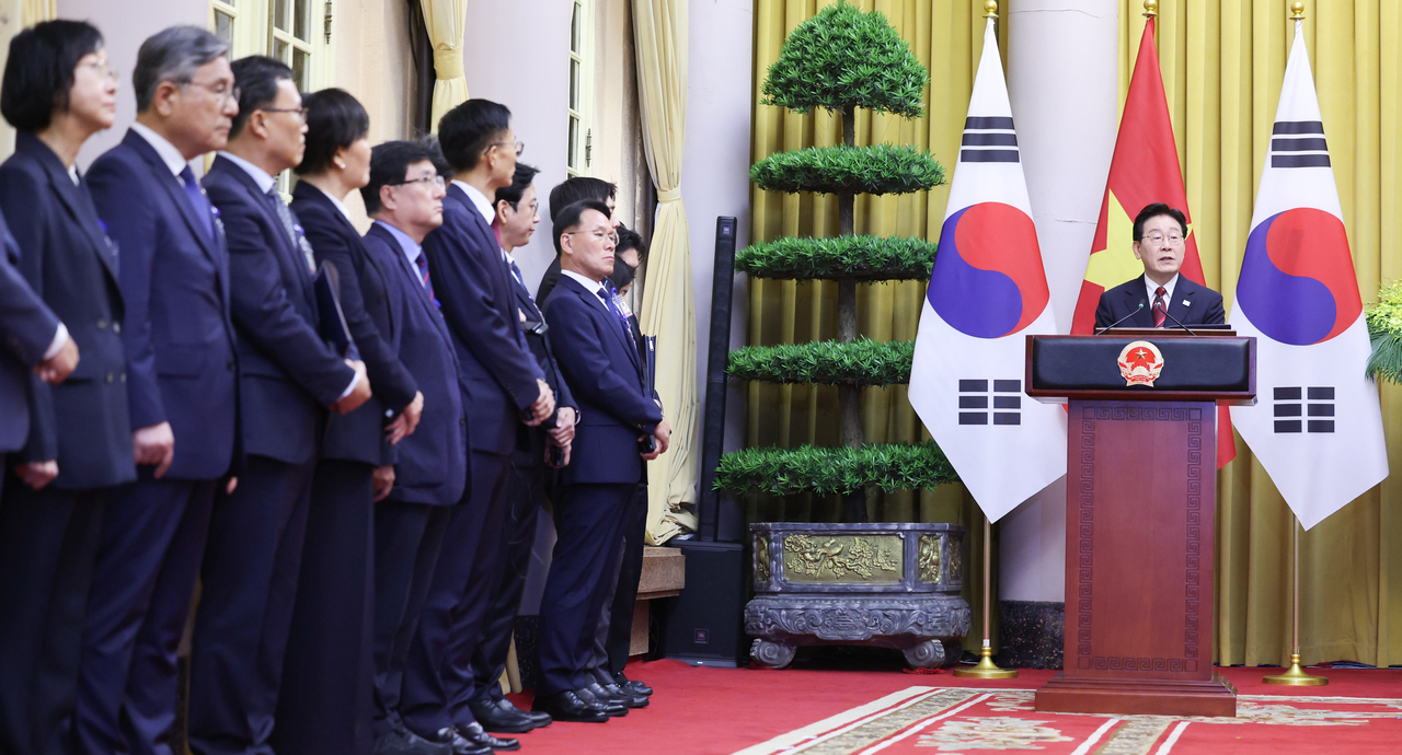 South Korean President Lee Jae Myung speaks during a joint press conference with Vietnamese President To Lam, who also serves as general secretary of the Communist Party of Vietnam, at the Presidential Palace in Hanoi on Wednesday. (Yonhap)