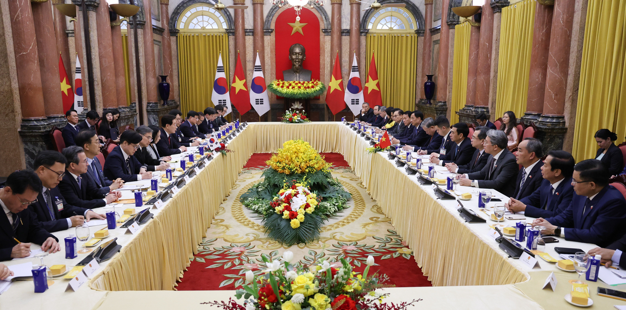 South Korean President Lee Jae Myung and Vietnamese President To Lam, who also serves as general secretary of the Communist Party of Vietnam, hold an expanded summit meeting at the Presidential Palace in Hanoi on Wednesday. (Yonhap)