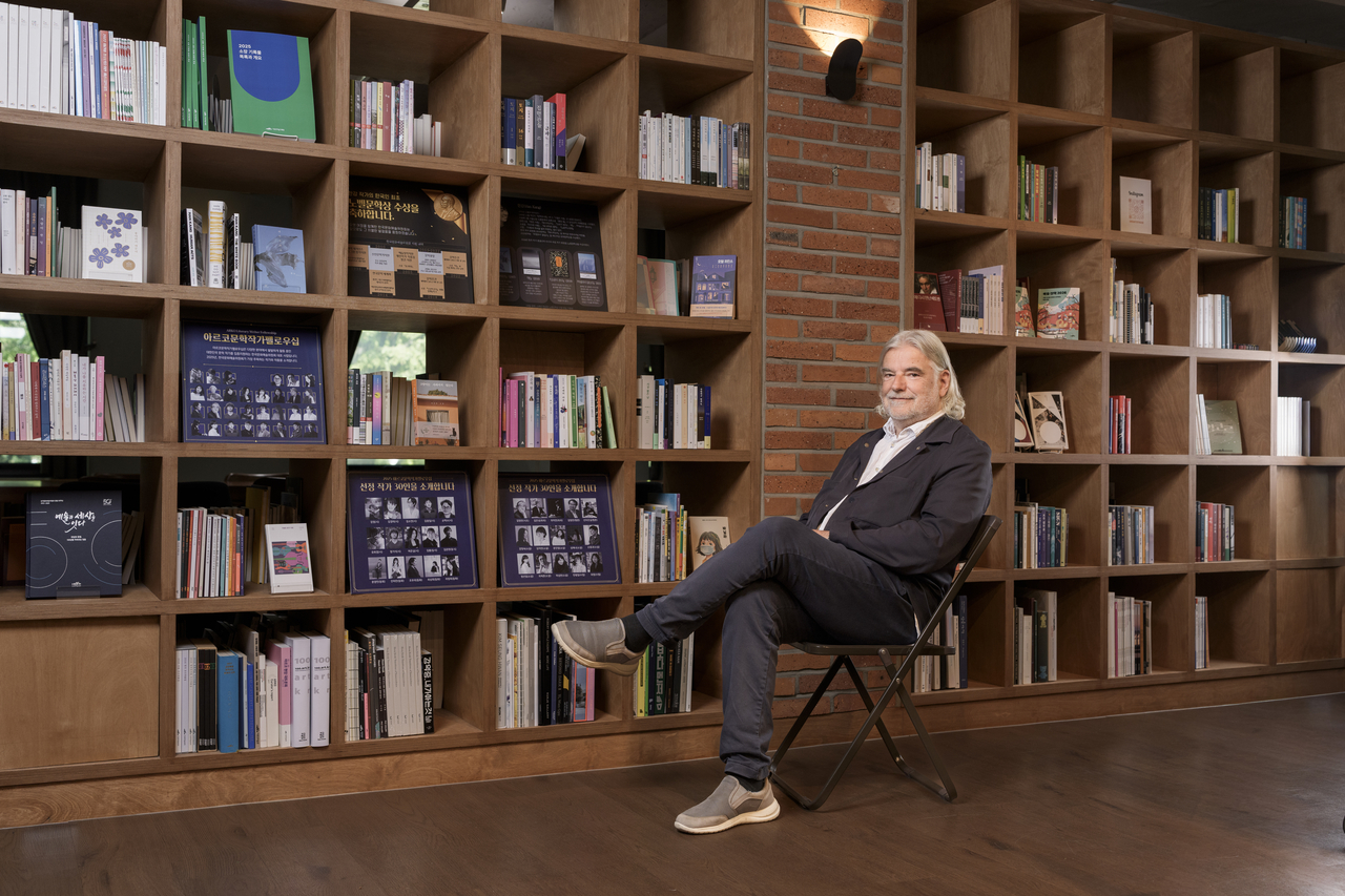 Heinz Janisch poses for photos after a group interview with reporters in Seoul on Tuesday. (Arts Council Korea)