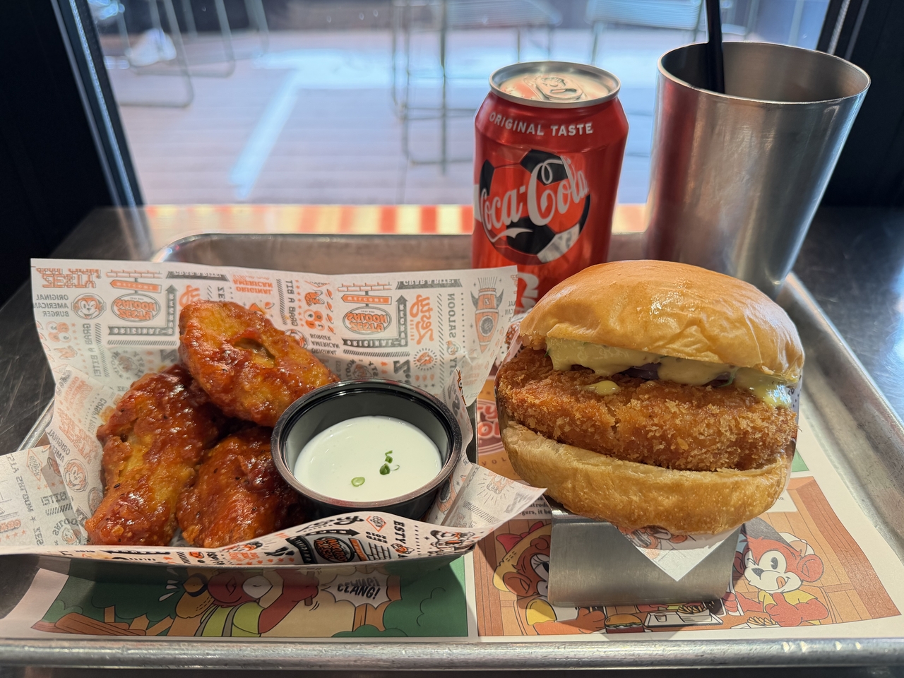 Zesty Saloon's Hot Chipotle Chicken Wings and Wasabi Shrimp Burger (Hong Yoo/The Korea Herald)