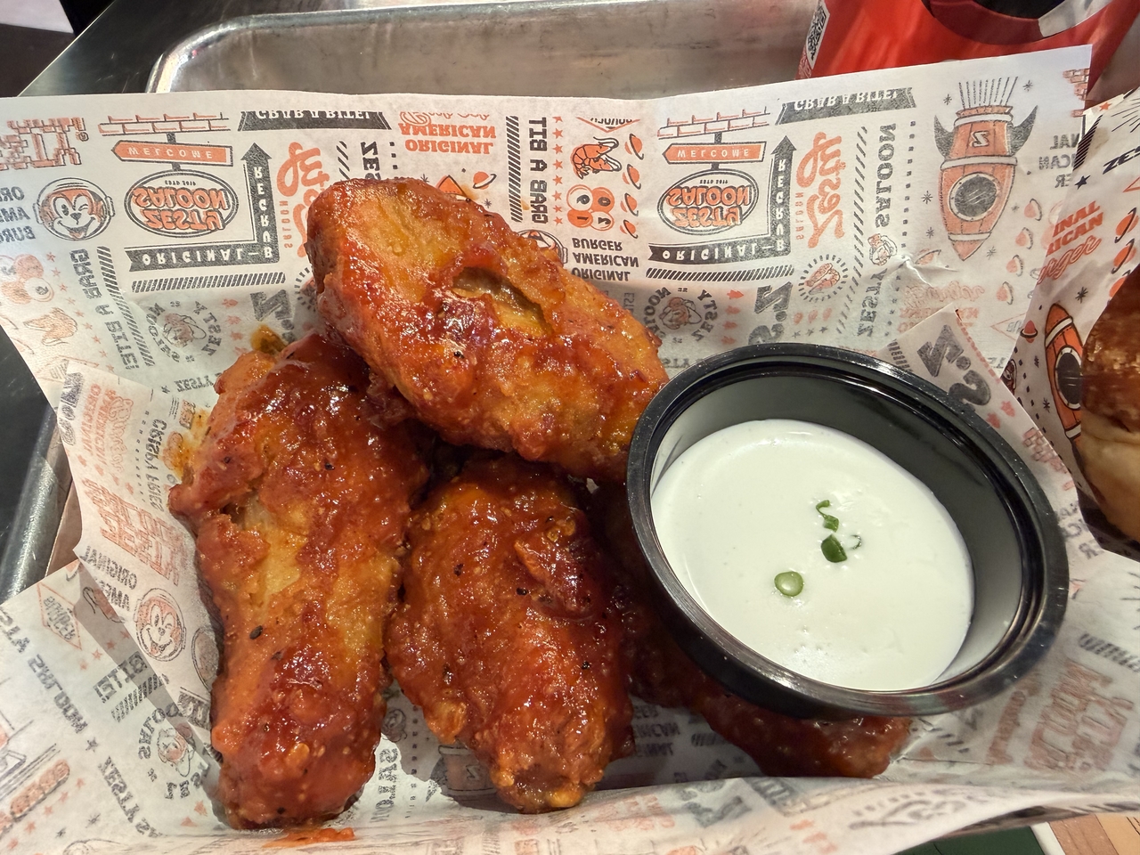 Zesty Saloon's Hot Chipotle Chicken Wings (Hong Yoo/The Korea Herald)