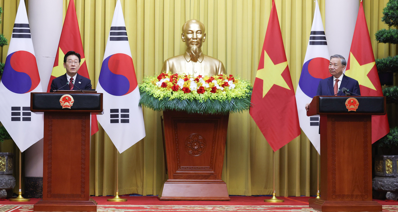 South Korean President Lee Jae Myung  (left) and Vietnamese President To Lam, who also serves as general secretary of the Communist Party of Vietnam, deliver joint press remarks at the Presidential Palace in Hanoi on Wednesday. (Yonhap)