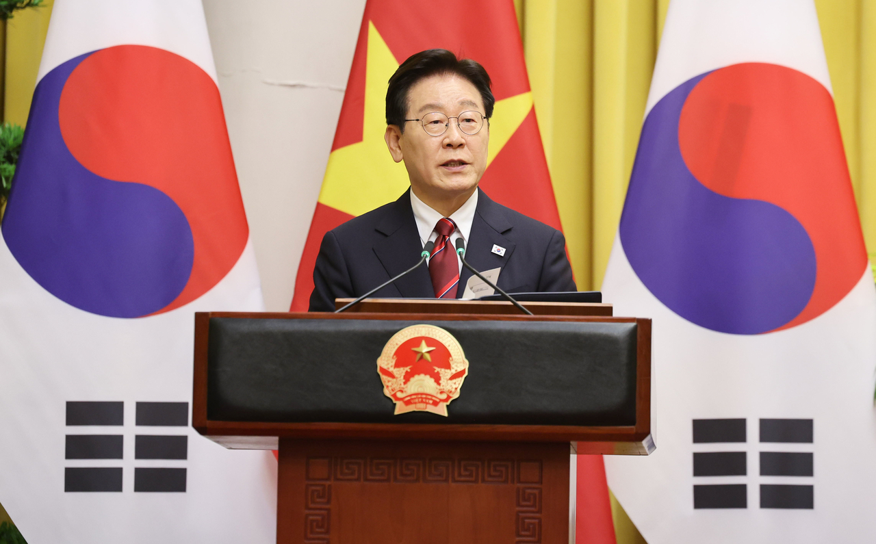 South Korean President Lee Jae Myung speaks during a joint press conference with Vietnamese President To Lam, who also serves as general secretary of the Communist Party of Vietnam, at the Presidential Palace in Hanoi on Wednesday. (Yonhap)