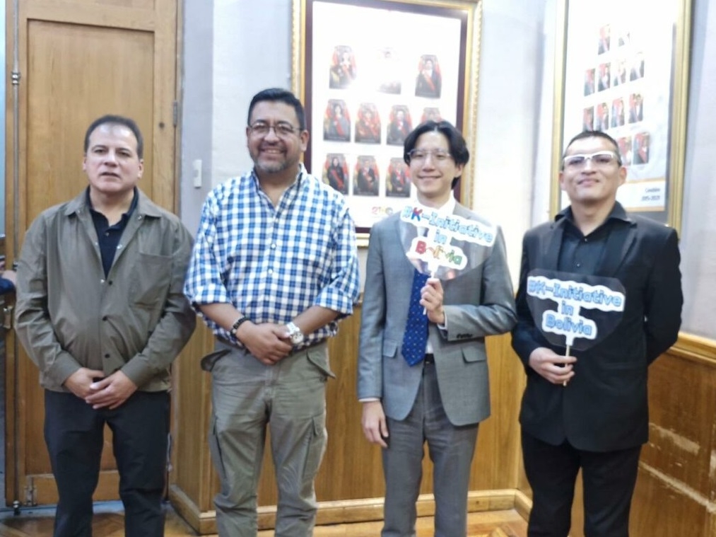 This undated photo shows La Paz Assemblyman Juan Jose Rua (right), who proposed a bill to the La Paz City Council to promote K-pop in Bolivia’s administrative capital. (South Korean Embassy in Bolivia)