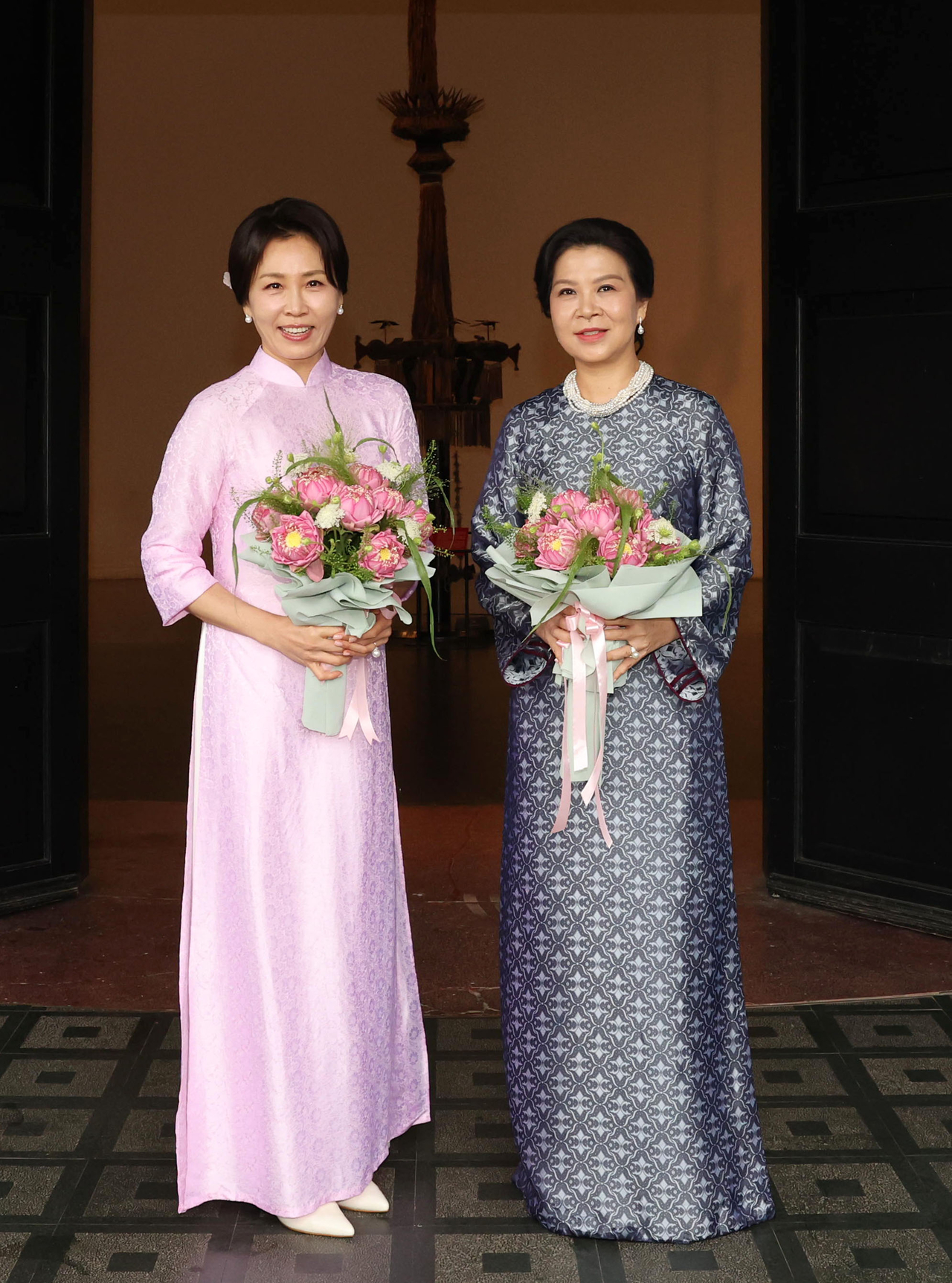 First lady visits Hanoi museum with wife of Vietnam's top leader - The Korea  Herald