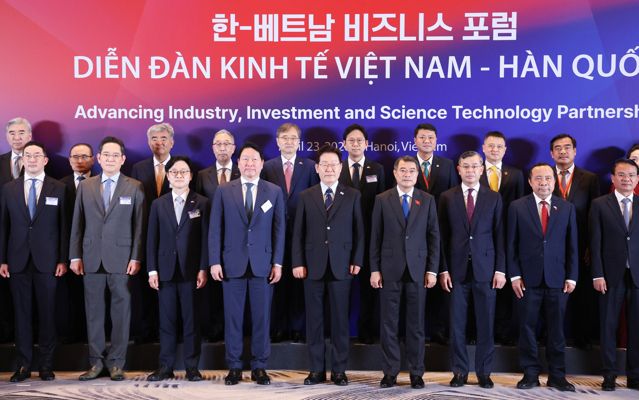 President Lee Jae Myung and Prime Minister Le Minh Hung pose for a commemorative photo with business leaders from the two countries, including Jung Won-ju, chair of Daewoo Engineering & Construction, during a pre-forum meeting ahead of the Korea-Vietnam Business Forum at a hotel in Hanoi on Thursday. (Yonhap)