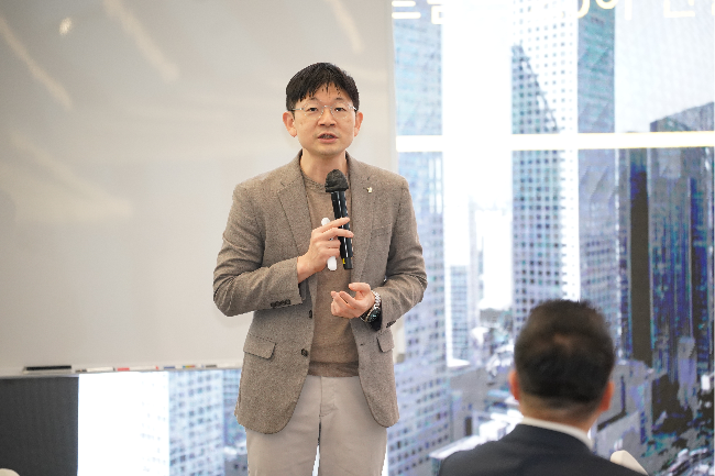 Oh Kun-young, head of Shinhan Bank's Premier Pathfinder, speaks to business leaders about changes in global markets at the Global Business Forum in Jung-gu, Seoul, Wednesday. (The Korea Herald)