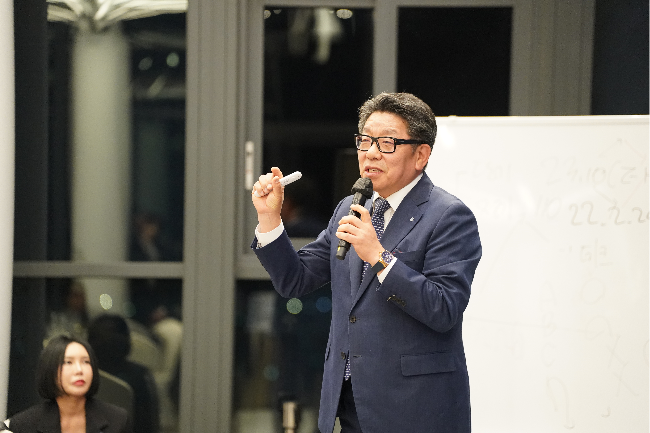 Herald Media Group CEO and publisher of The Korea Herald Choi Jin-young gives a lecture at the Global Business Forum in Jung-gu, Seoul, Wednesday . (The Korea Herald)
