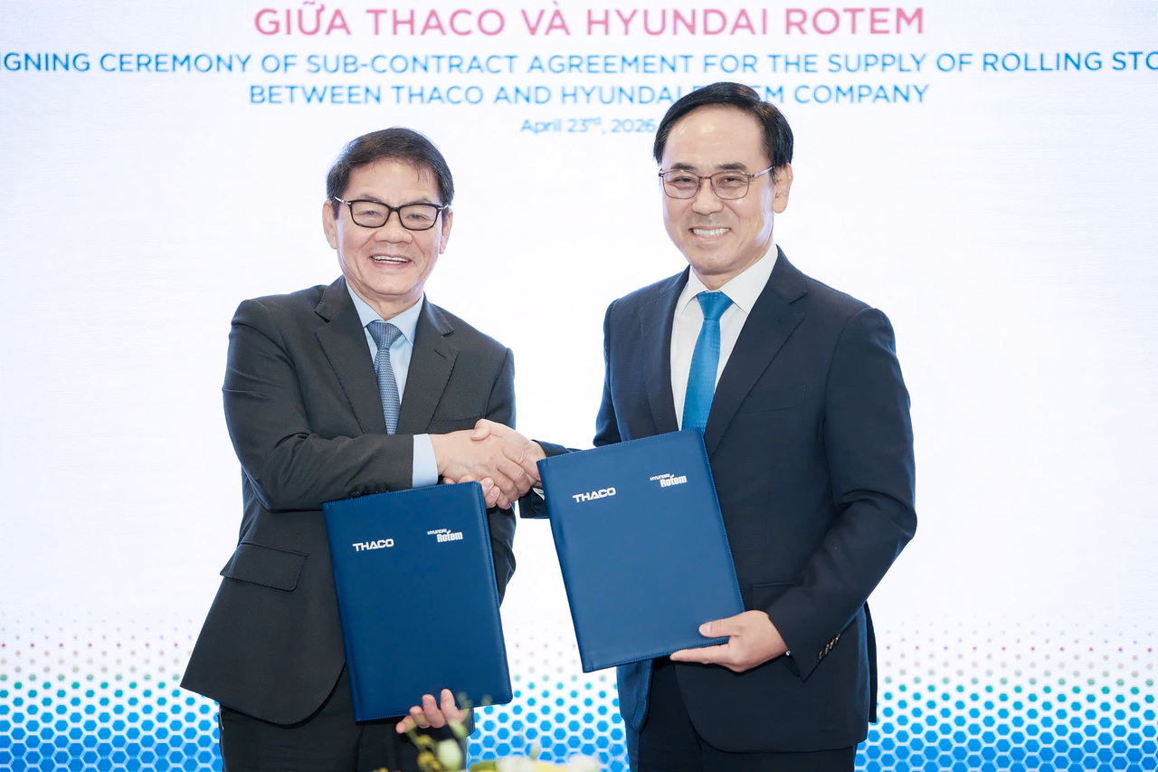Lee Yong-bae (right), president and CEO of Hyundai Rotem, and THACO Group Chair Tran Ba Duong pose for a photo at the signing ceremony for the Ho Chi Minh City Metro Line 2 project in Hanoi, Vietnam, Wednesday. (Hyundai Rotem)