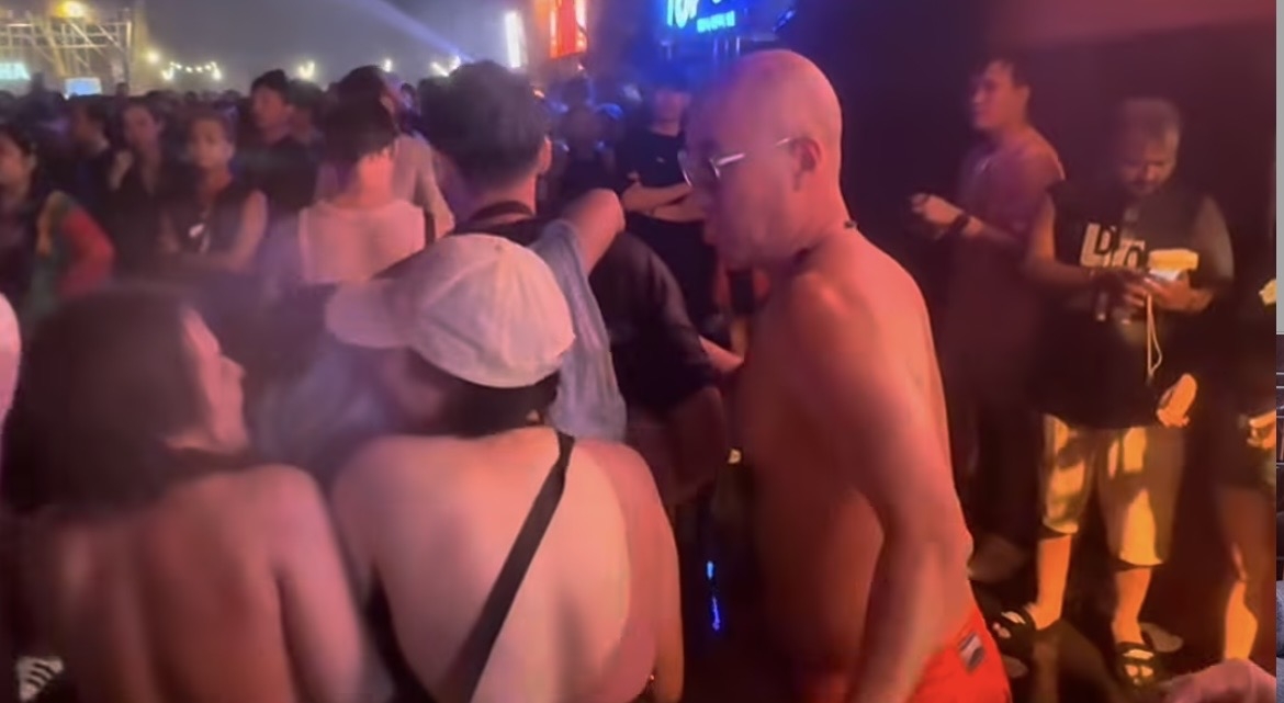 Hong Seok-cheon (third from left) rescues a woman who collapsed during Thailand's Songkran festival.  (@tonyhong1004, Instagram)