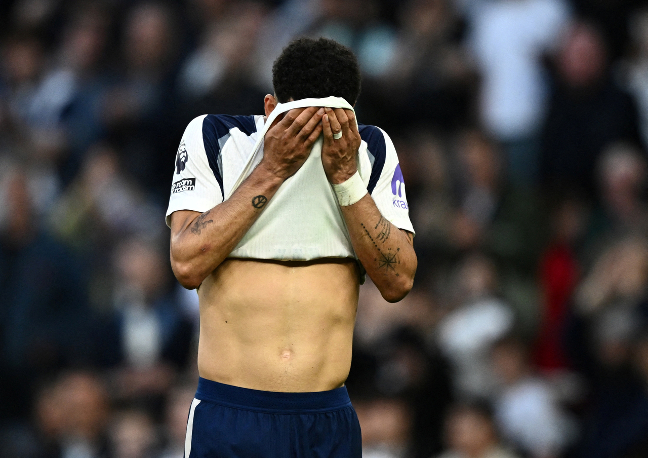 Tottenham Hotspur's Dominic Solanke looks dejected after the match on Saturday.   Reuters-Yonhap