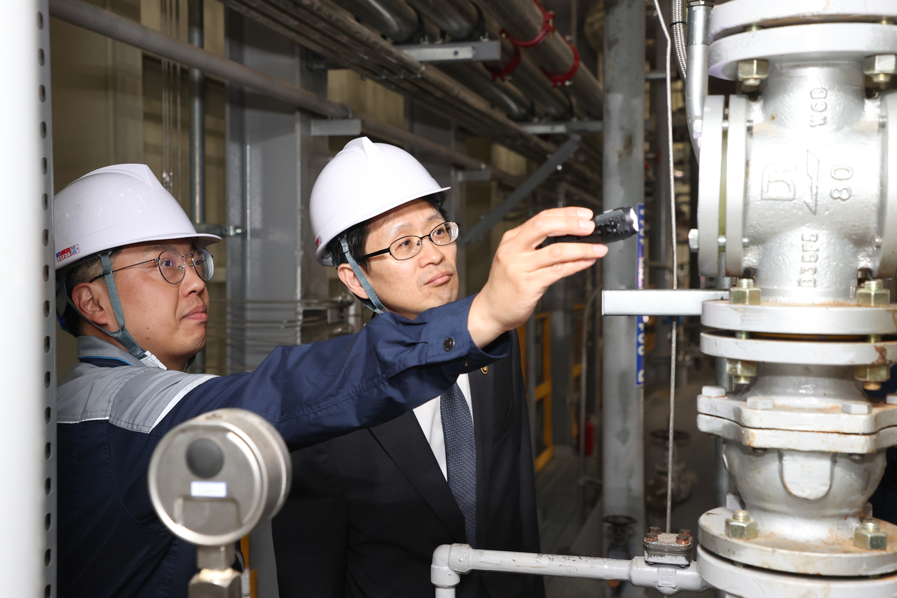 Public Procurement Service Administrator Baek Seung-bo visits City Oil Field’s waste plastic recycling facility in Jeongeup, North Jeolla Province, on Thursday. (Public Procurement Service)