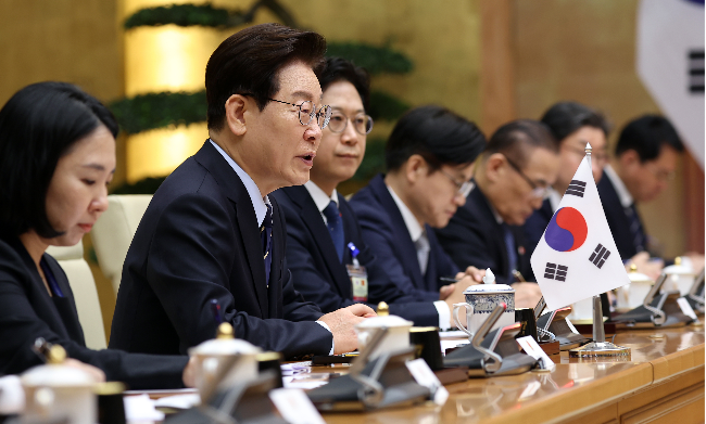 President Lee Jae Myung, on a state visit to Vietnam, speaks during a meeting with Prime Minister Le Minh Hung at the Prime Minister’s Office in Hanoi, Vietnam, Thursday. (Yonhap)