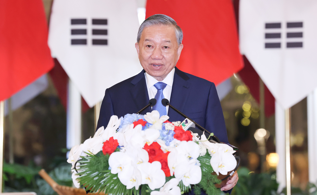To Lam, General Secretary of the Communist Party of Vietnam and President of Vietnam, delivers a toast during a state banquet welcoming the state visit of President Lee Jae Myung at the International Convention Center in Hanoi on Wednesday. (Yonhap)