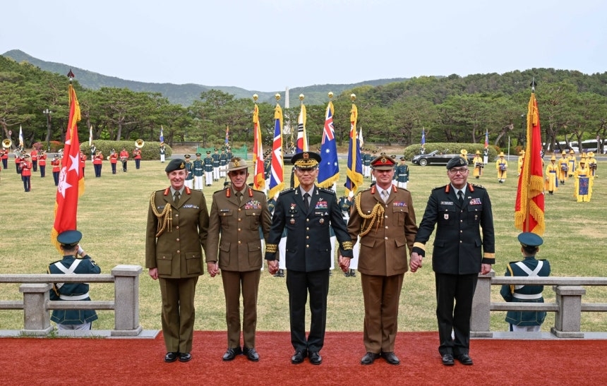 Gen. Kim Gyu-ha (center), chief of staff of the Republic of Korea Army, poses for a photo with his counterparts from four Commonwealth nations at Army headquarters in Gyeryong, South Chungcheong Province, on Thursday. (Republic of Korea Army)