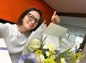 김희애, 23세 연하남과 로맨스 앞두고 힙해졌네..긱시크 스타일도 착붙 - 뉴스 썸네일 이미지