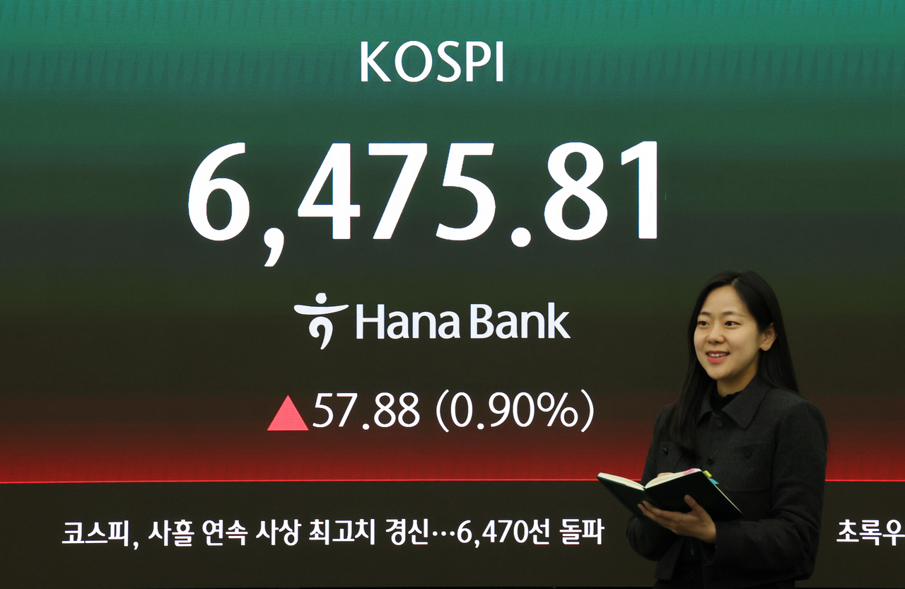 An electronic board showing the Korea Composite Stock Price Index at a dealing room of the Hana Bank headquarters in Seoul on Thursday. (Yonhap)