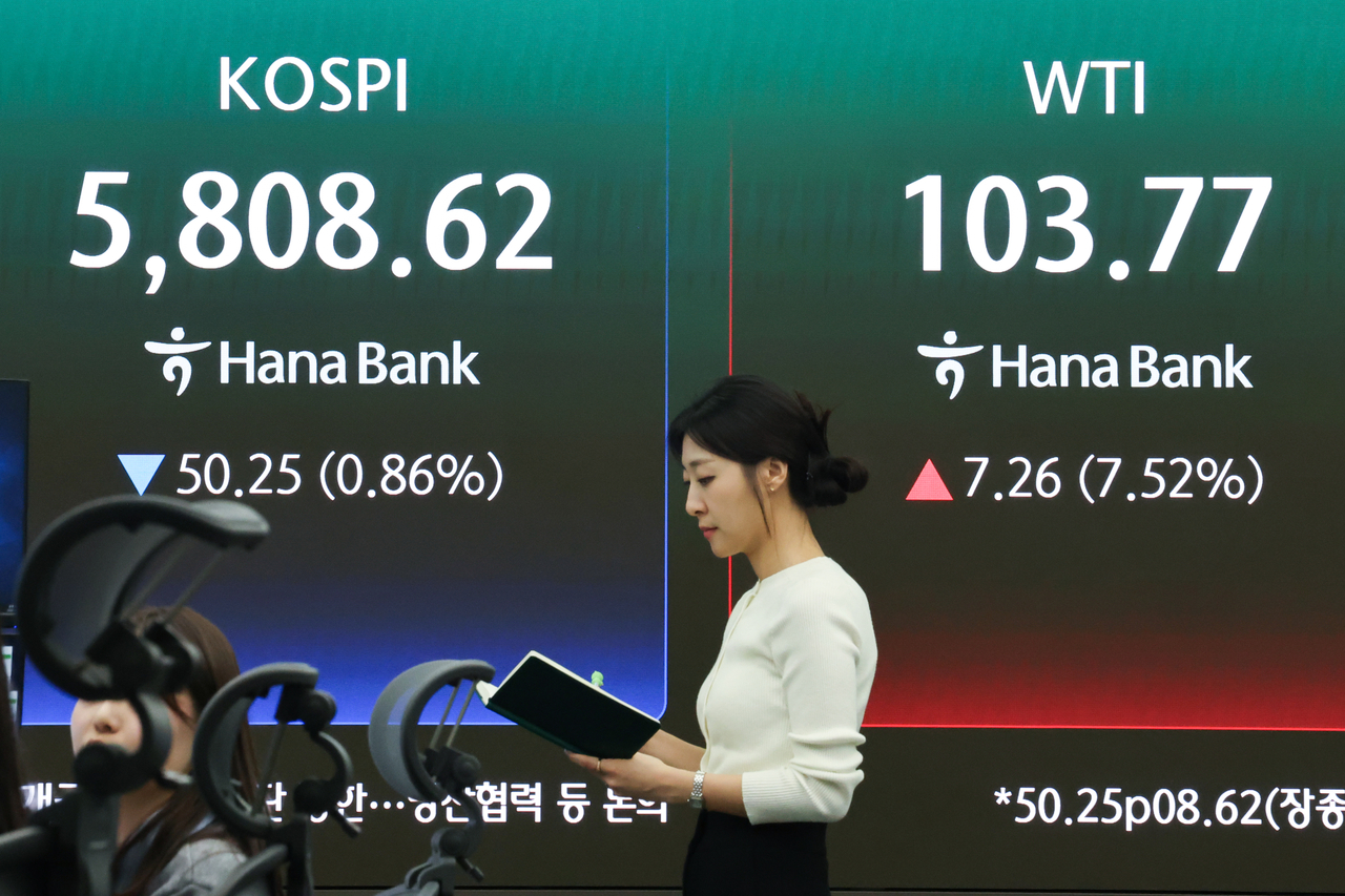 A display board at the dealing room of Hana Bank’s headquarters in Jung-gu, Seoul, shows the price of US West Texas Intermediate (WTI) crude oil on April 13. (Yonhap)