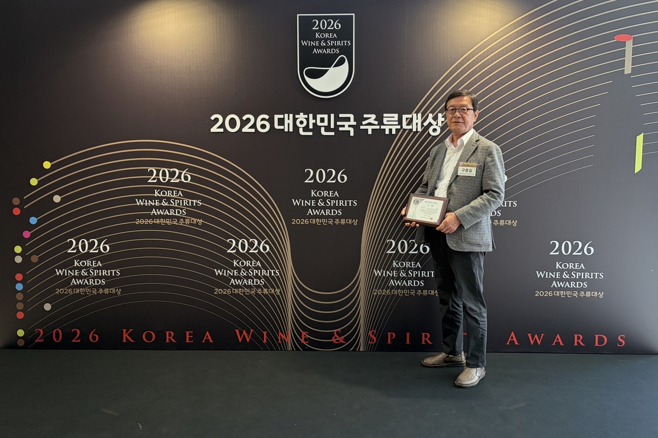착한농부가  ‘2026 대한민국 주류대상’에서 우리술 증류주 부문 대상을 수상했다. 착한농부 관계자가 수상하고 있다.[예천군 제공]