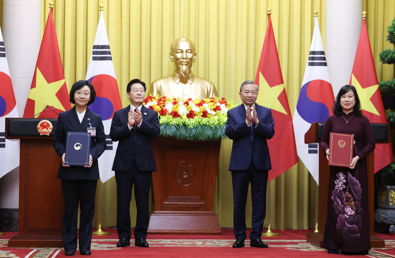 President Lee Jae Myung (second from left) and Vietnam's General Secretary to the Communist Party and President To Lam (second from right) take a photo after their meeting in Hanoi on Wednesday. (Yonhap)
