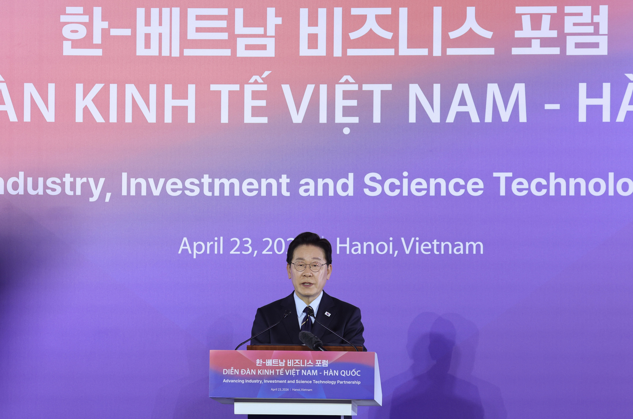 President Lee Jae Myung speaks during a Korea-Vietnam business forum held in Hanoi on Thursday. (Yonhap)