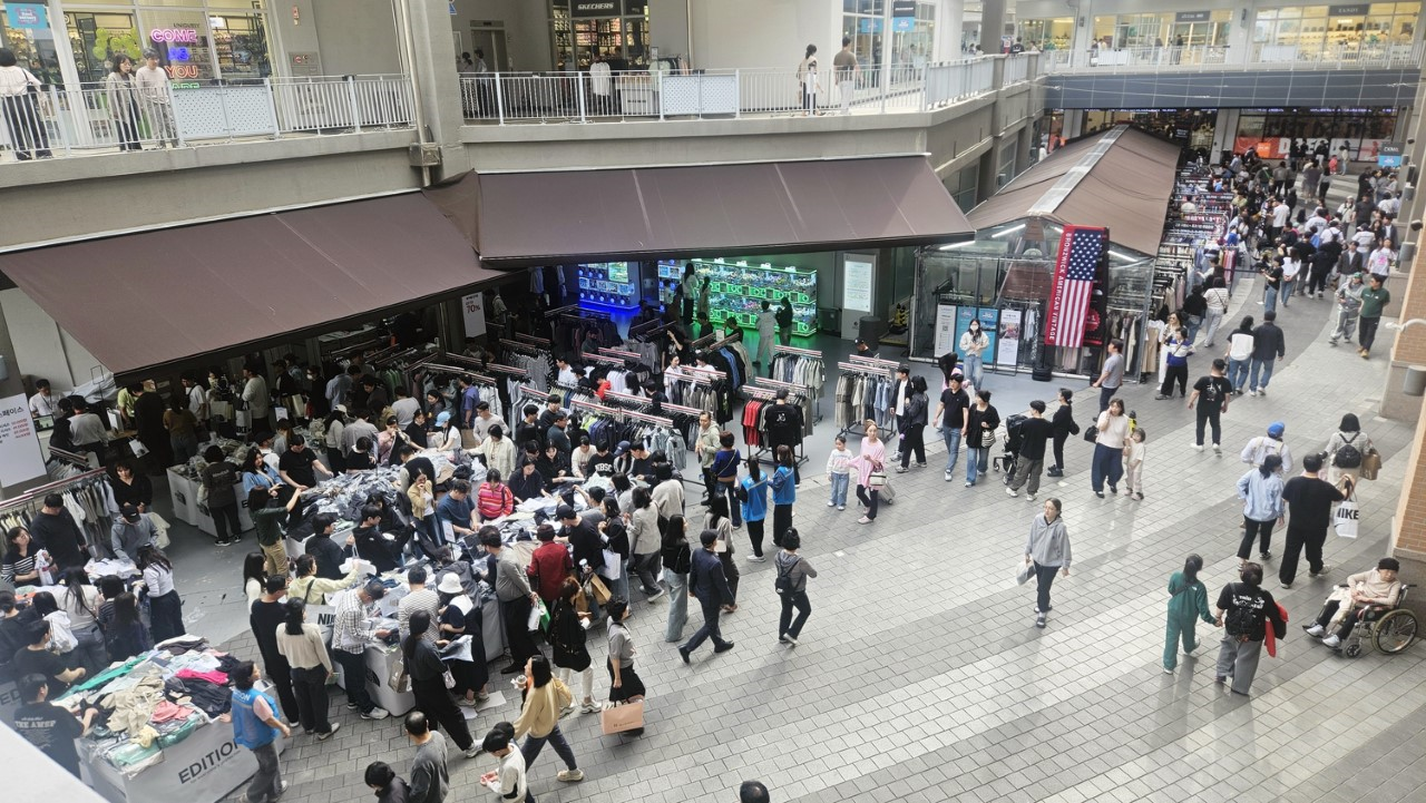 지난 18일 개점 15주년 행사가 열린 롯데아울렛 이시아폴리스점에서 고객들이 쇼핑을 즐기고 있는 모습.[롯데백화점 제공]