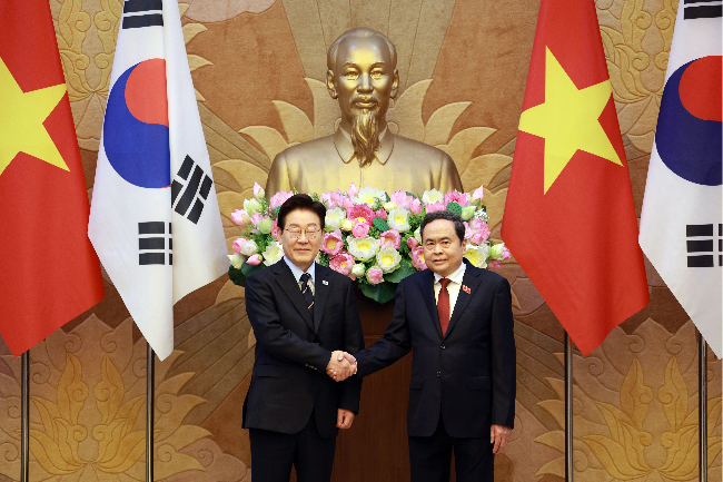President Lee Jae Myung (left) shakes hands with National Assembly Chairman Tran Thanh Man ahead of their meeting at the National Assembly Building in Hanoi on Thursday. (Yonhap)