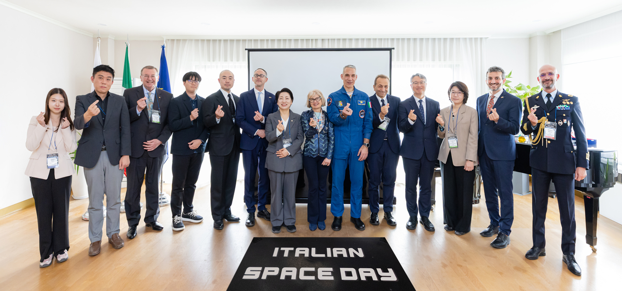 Distinguished guests and attendees pose for a photo at the Italian Space Day at the residence of Italian Ambassador to Korea in Yongsan-gu, Seoul, Wednesday.(Embassy of Italy in Seoul)