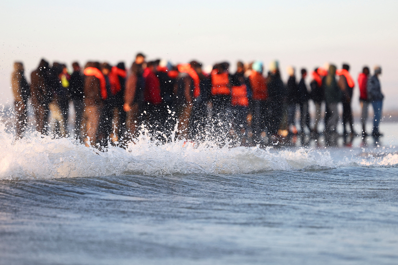 Migrants gather before trying to board an inflatable dinghy leaving the coast of northern France in an attempt to cross the English Channel to reach Britain, near Calais, France, in September 2025. (Reuters-Yonhap)