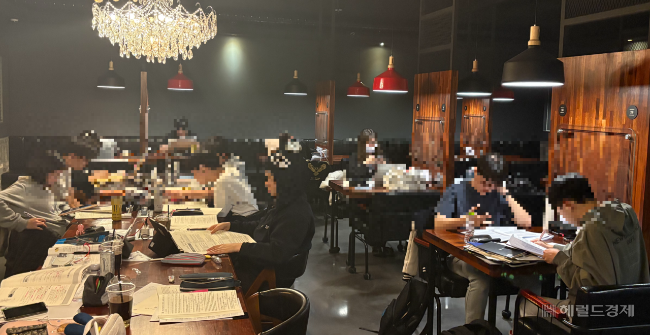 22일 오후 밤 10시30분경 대치동 학원가 인근 스터디카페가 학생들로 가득한 모습. 정주원 기자