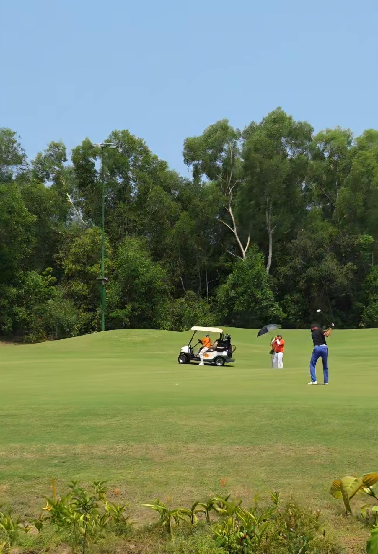 A golfer takes a shot at Eschuri Vung Bau Golf Course. (Song Seung-hyun/The Korea Herald)