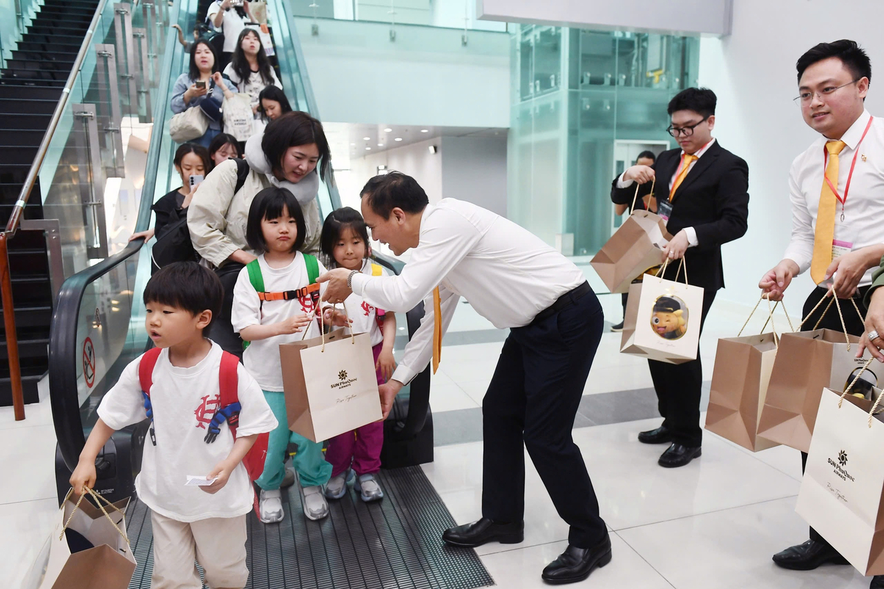 Passengers on Sun Phu Quoc Airways’ newly launched Incheon-Phu Quoc route receive a plush toy from the airline upon arrival at Phu Quoc Airport, on Vietnam's largest island.  (Sun Group)