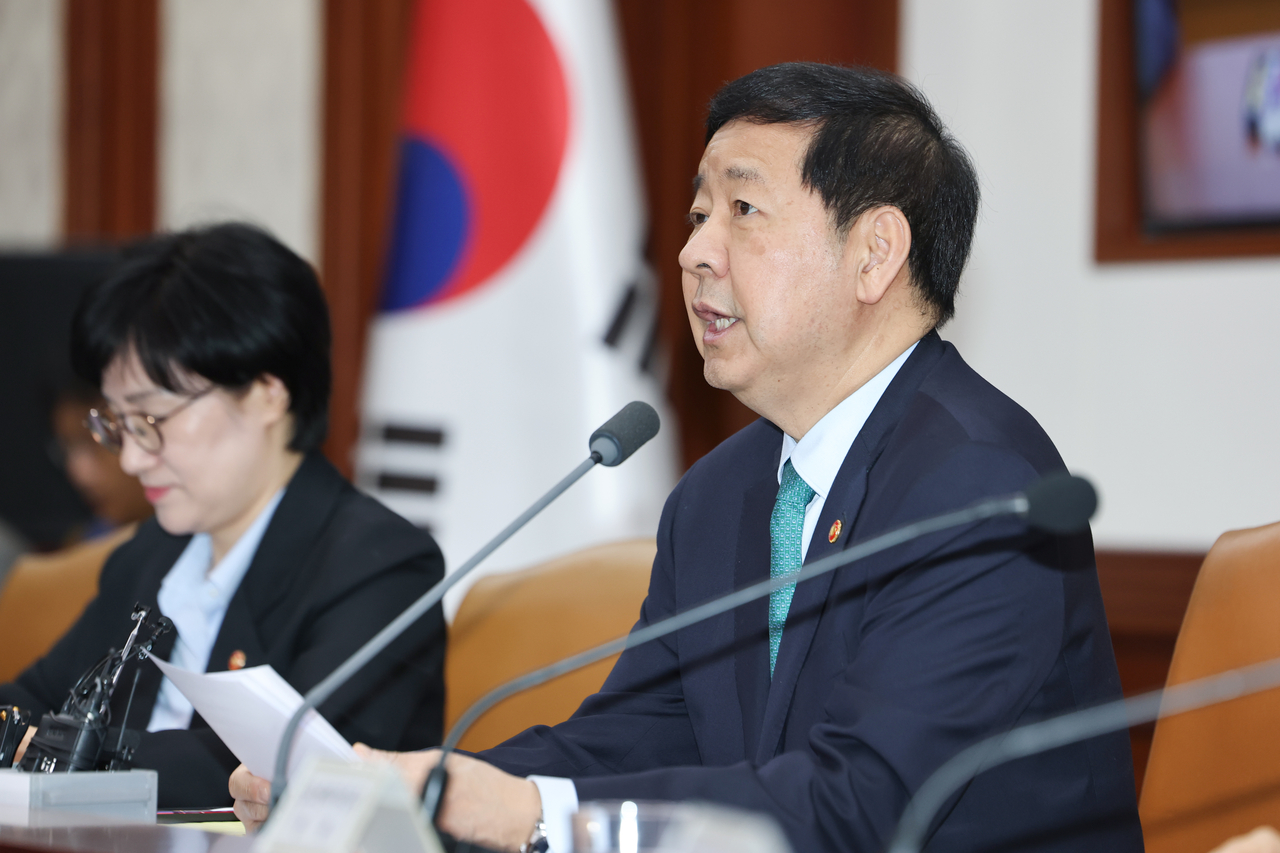 Finance Minister Koo Yun-cheol speaks at a meeting on the economy and the strategy to boost the startup ecosystem held at the government complex in Seoul on Friday. (Yonhap)
