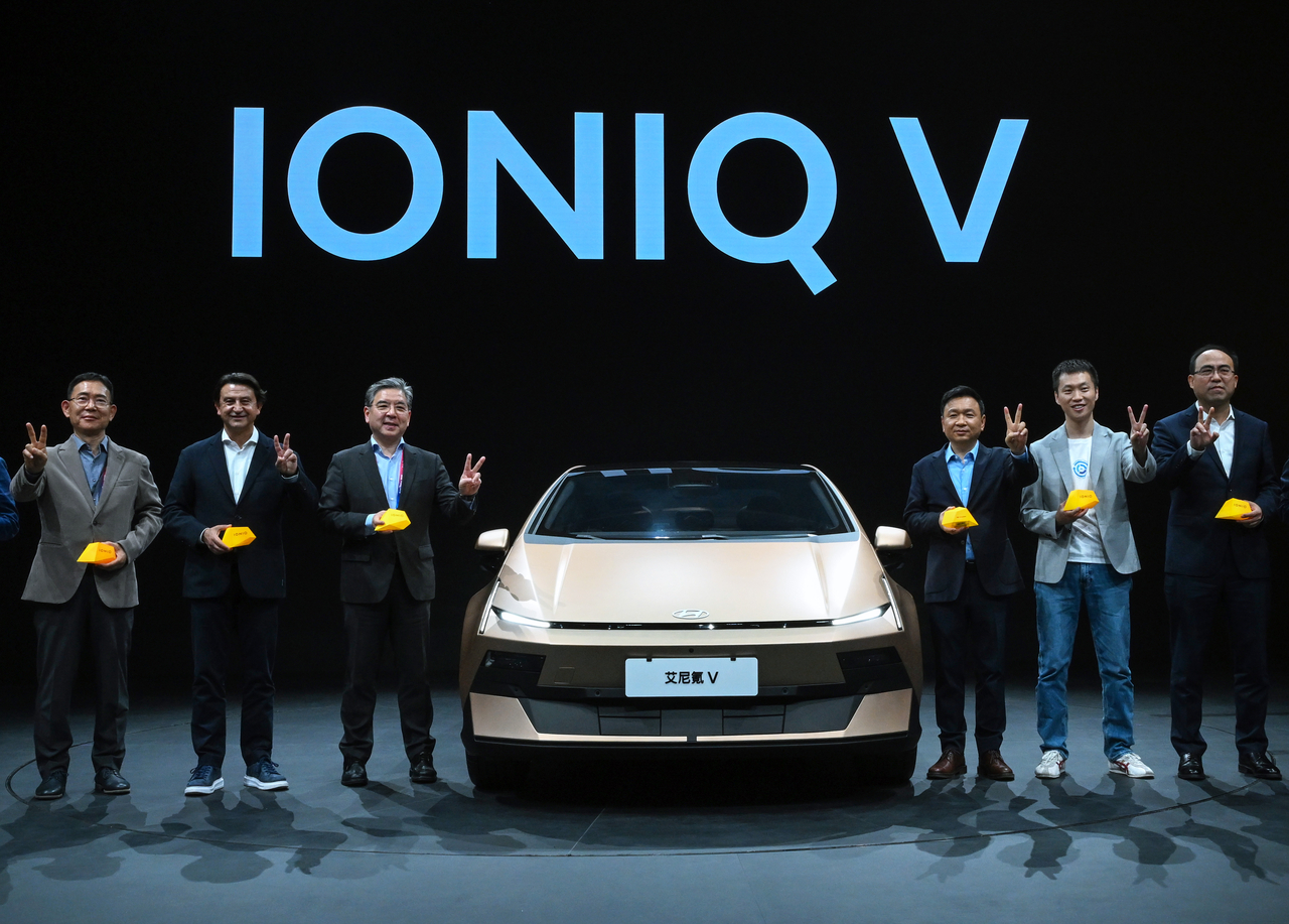 Key executives pose for a photo during Hyundai Motor’s media showcase at Auto China 2026 in Beijing on Friday. From left: Oh Ik-kyun, executive vice president and head of Hyundai Motor's China region; Jose Munoz, president of Hyundai Motor; Chang Jae-hoon, vice chair of Hyundai Motor Group; Zhang Jianyong, chair of BAIC Group; Cao Xudong, CEO of Momenta; and Chang Rui, general manager of BAIC Group.  (Hyundai Motor Group)