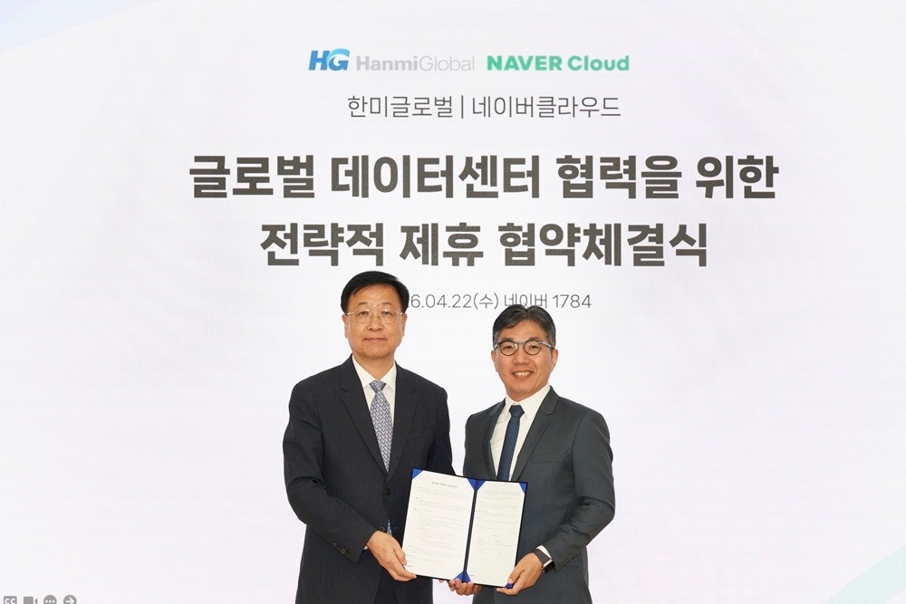 HanmiGlobal President Kim Yong-sik (left) and Naver Cloud CEO Kim Yu-won pose for a photo after signing a strategic alliance agreement on Wednesday at the Naver 1784 tower in Seongnam, Gyeonggi Province. (HanmiGlobal)