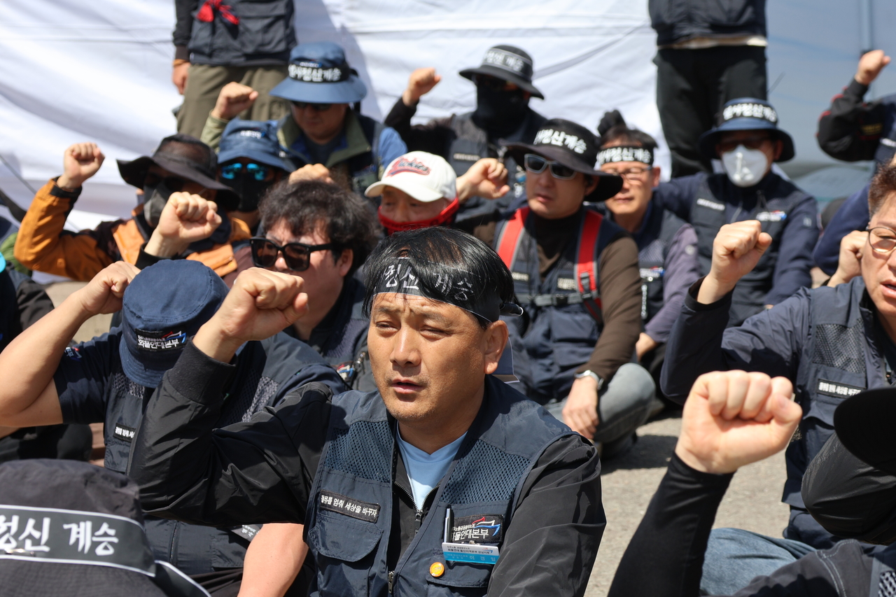 Cargo Truckers Solidarity members hold a rally on Friday in front of BGF Logis' CU logistics center, in Jinju, South Gyeongsang Province. (Cargo Truckers Solidarity)