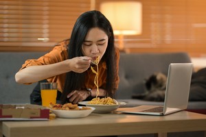 TV보며 밥먹기, 머리 나빠진다고? [식탐]