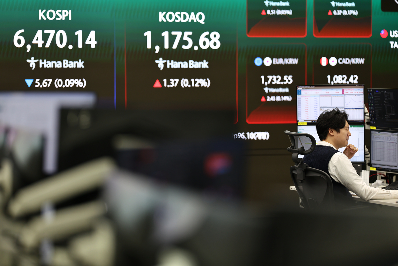 A photo taken on Friday shows the dealing room of Hana Bank in Seoul. (Yonhap)