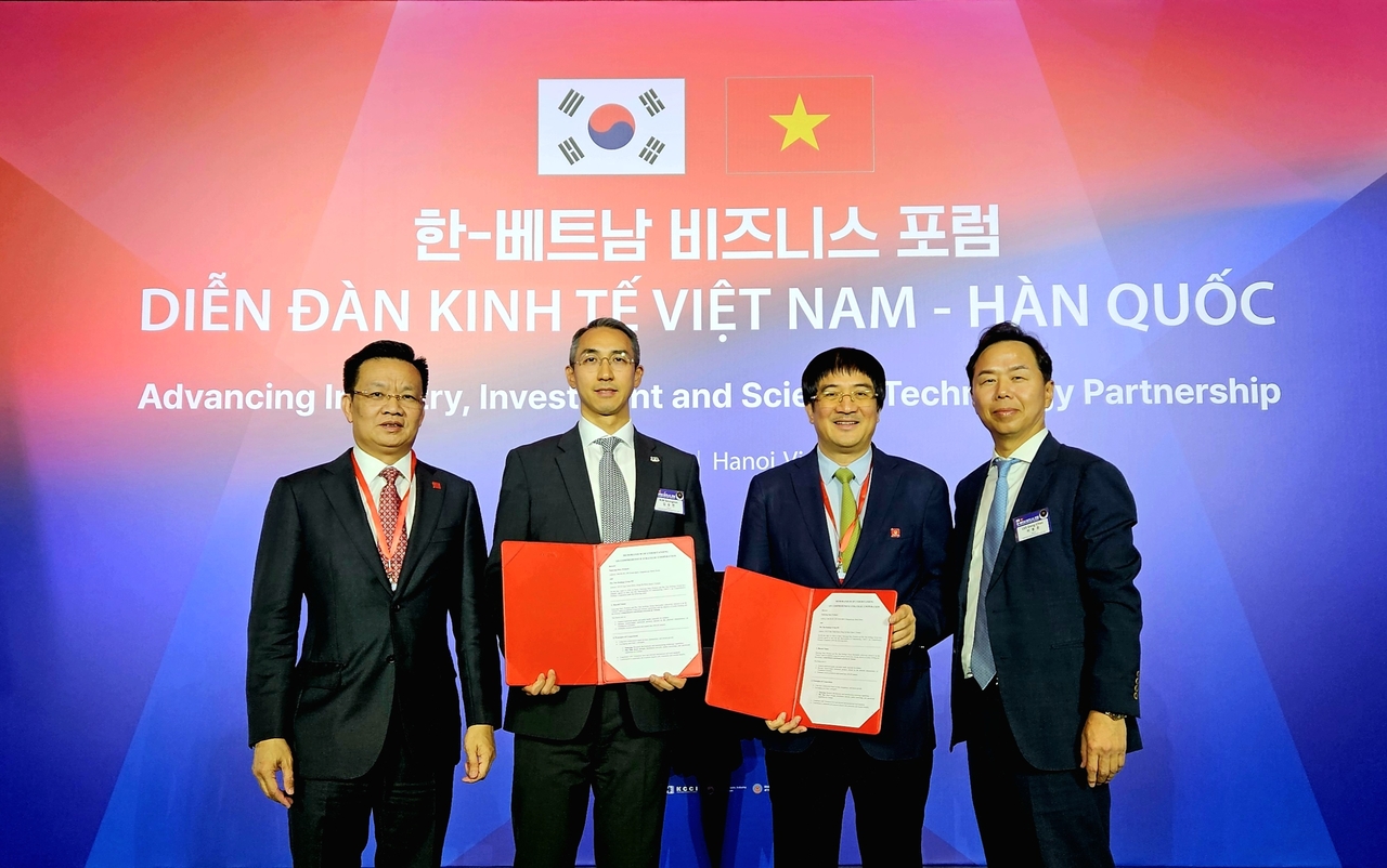From left: Trinh Viet Hung, business development director at Phu Thai Holdings, Namyang Dairy CEO Kim Seung-eon, Phu Thai Holdings Chairman Pham Dinh Doan and Lee Dong-chun, vice chairperson of Hahn & Co., pose for a photo during the Korea-Vietnam Business Forum in Hanoi, Vietnam, Thursday. (Hahn & Co.)