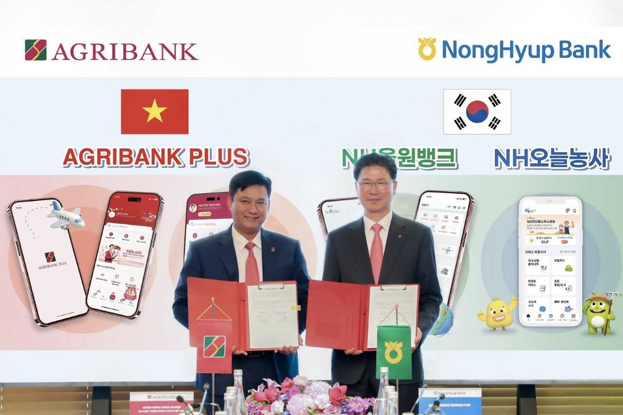 NH NongHyup Bank CEO Kang Tae-young (right) and Agribank General Director Pham Toan Vuong pose for photos after signing a memorandum of understanding in Hanoi, Vietnam, Wednesday. (NH Nonghyup Bank)