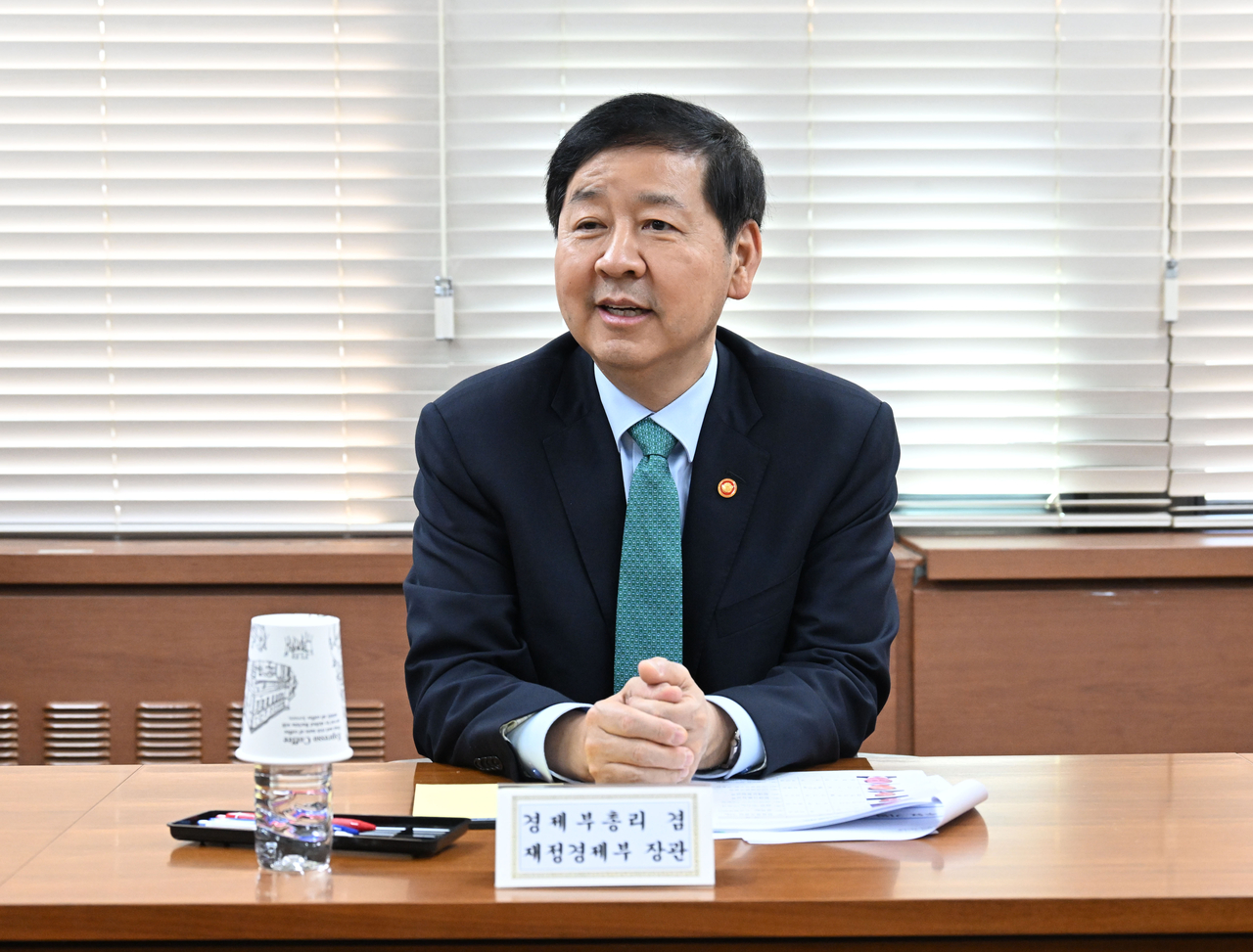 Finance Minister Koo Yun-cheol speaks at a meeting with executives of major conglomerates at the government complex in Seoul on Friday. (Yonhap)