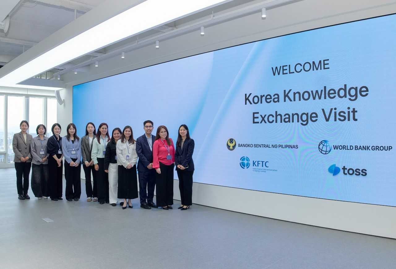 A Philippine delegation poses for photos following a training program at the Toss office in southern Seoul, Wednesday. (Toss)