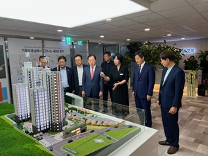 박재복 주택건설협회 부산회장, '이진캐스빌 포레' 모델하우스 오픈식 ...